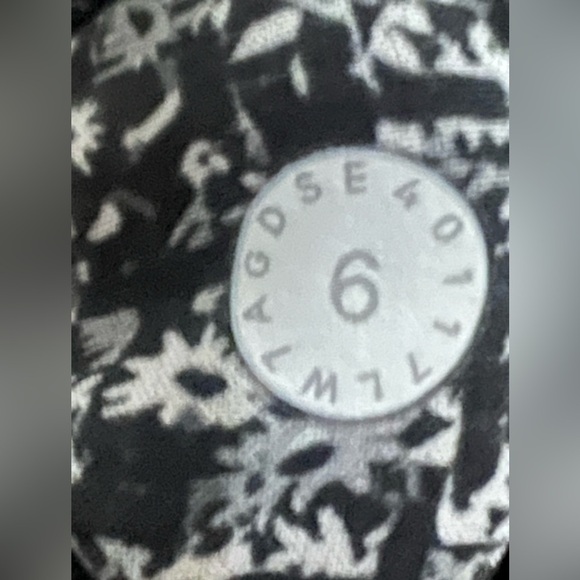 Lululemon Tracker Short IV 4” 
Daisy Dust Alpine White Black / Black - Picture 9 of 9